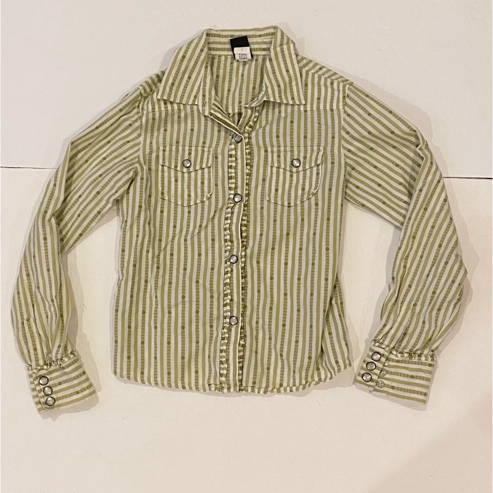 4/$20 Gap snap front shirt size 8 xox